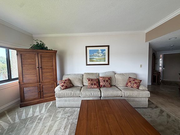 3rd image of 2 Shelter Cove Ln