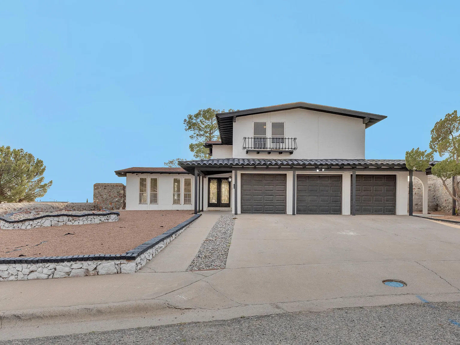 4 bed, 3.0 bath, 2280 sqft, $2,475 — Photo 2