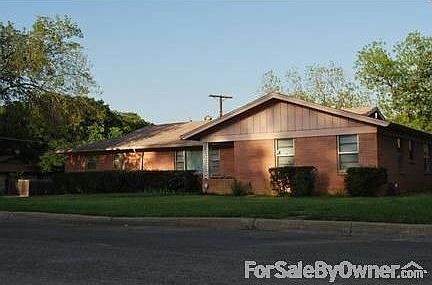 Appealing Streetview : This home is the jewel of the neighborhood. Beautiful established landscaping