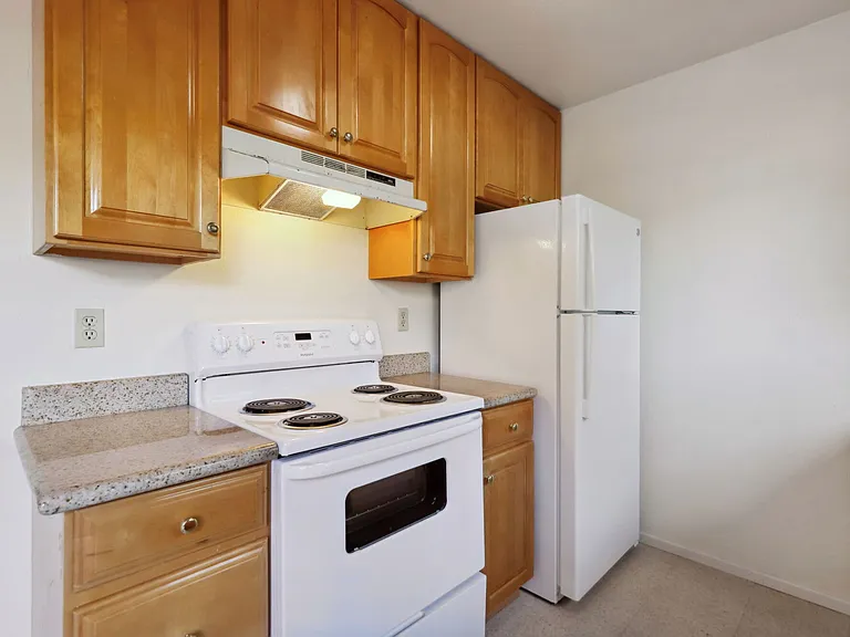 Westwood Apartments — Photo 20