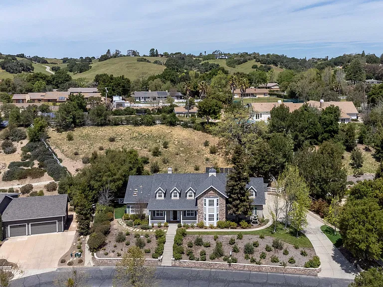 945 Old Ranch Rd — Photo 3