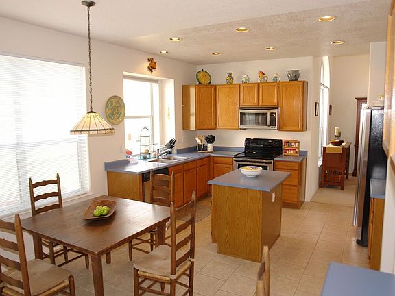 Bright Eat-in Kit w/island