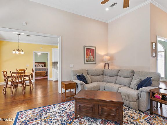 5th image of 718 Highland Pl