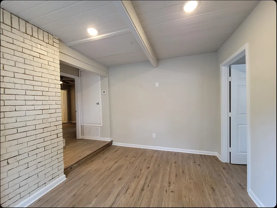 211 Gilbert Ln