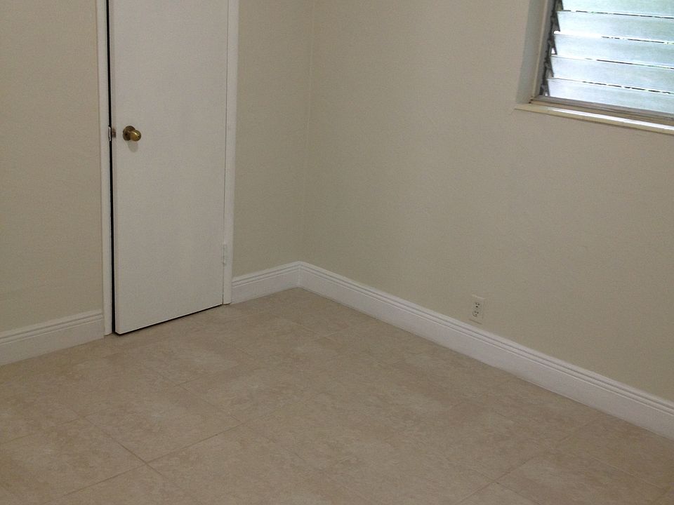 2nd image of 18100 NE 25th Pl