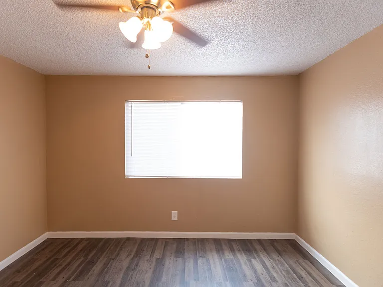 St. Charles Place Apartments — Photo 28