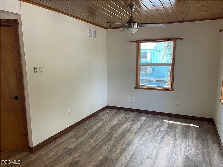 784 Oak St — Photo 14
