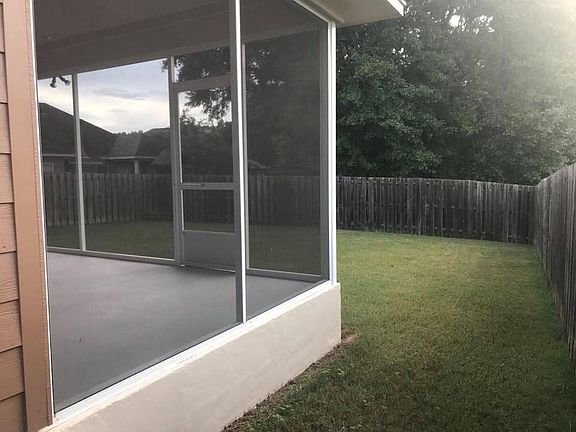 Covered porch/fenced yard