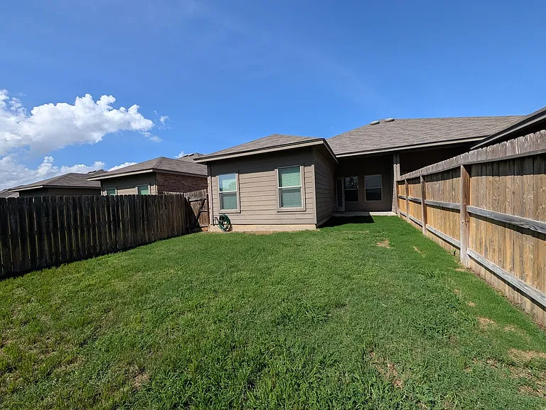 1227 Old FM 306 — Photo 11
