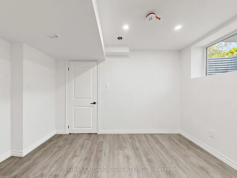 1496 Simcoe St N — Photo 37