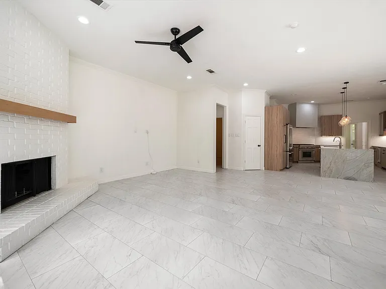 1004 Chimney Hill Trl — Photo 16