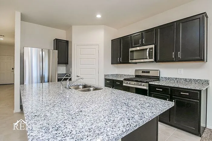 4 bed, 2.0 bath, 1701 sqft, $2,290 — Photo 3