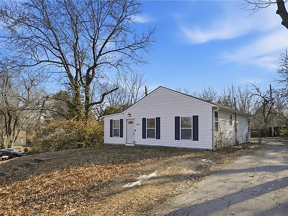 3rd image of 1005 NE 46th St