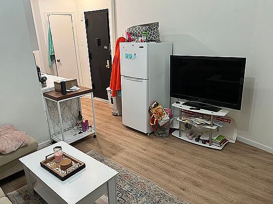 4th image of 143 E 35th St APT 2R