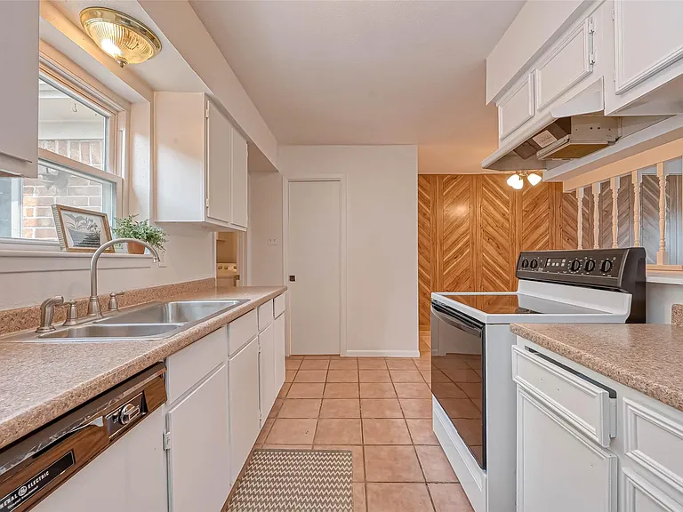1911 Sherwood Forest St #9 — Photo 14