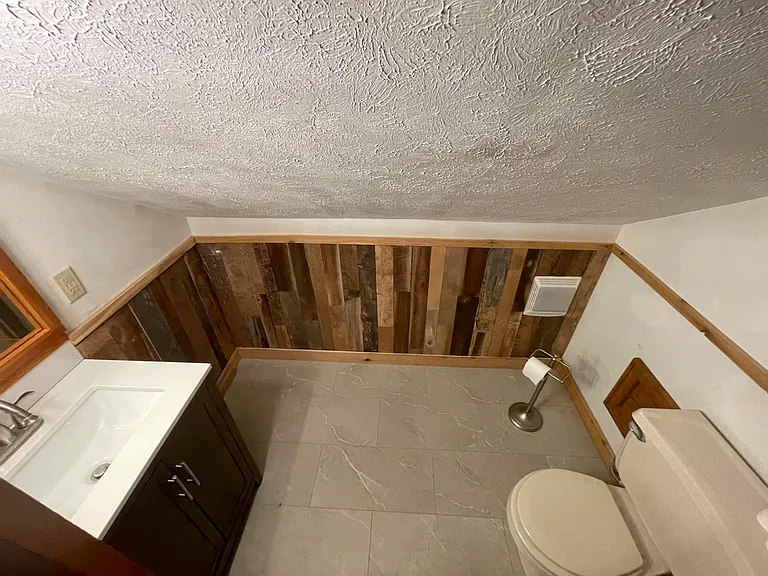 Half bathroom (upstairs)