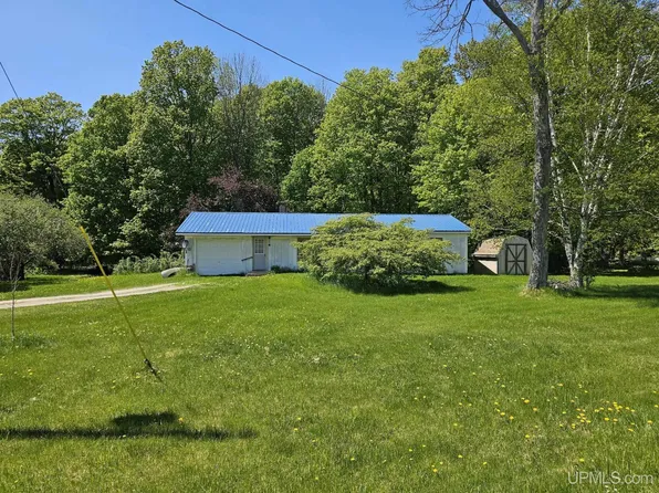 1806 W Barker Rd, Gulliver, MI 49840