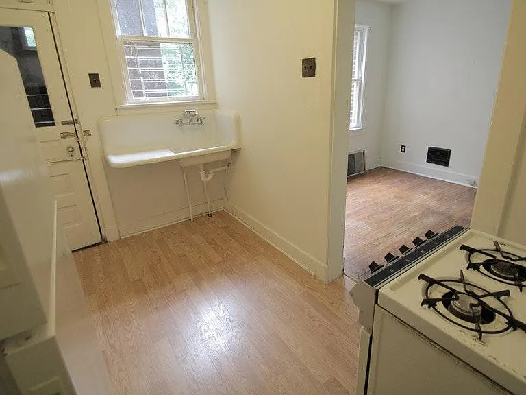 320 Whitney Ave — Photo 4