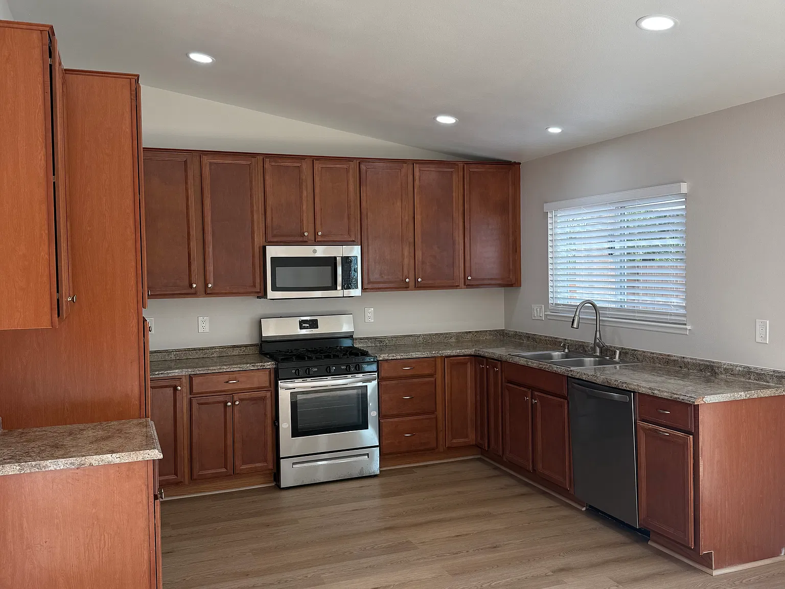 3 bed, 1241 sqft, $3,700 — Photo 4