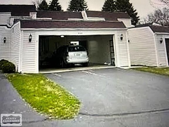 3rd image of 664 Oxford Oaks Ln