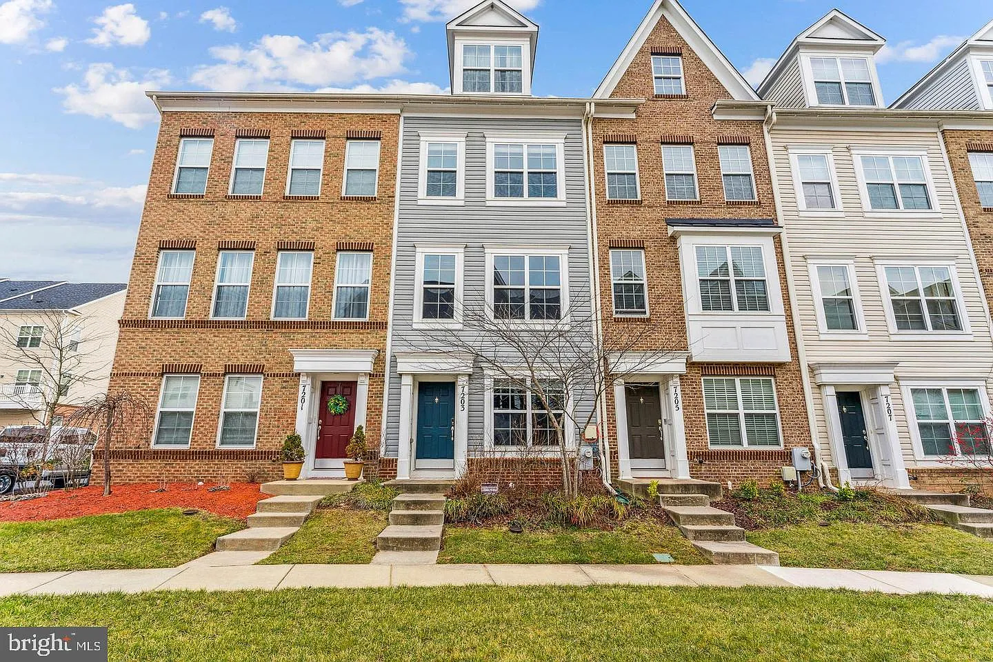 3 bed, 5.0 bath, 1280 sqft, $3,200 — Photo 1