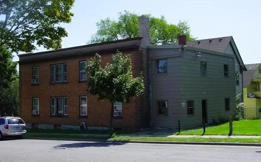 2425 Lyndale Ave N — Photo 2