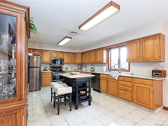 5th image of 56 Angela Dr