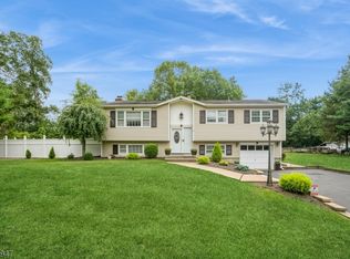 11 Windsor Dr, Oak Ridge, NJ 07438