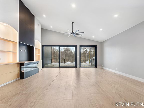 4th image of 585 Hawksnest Dr