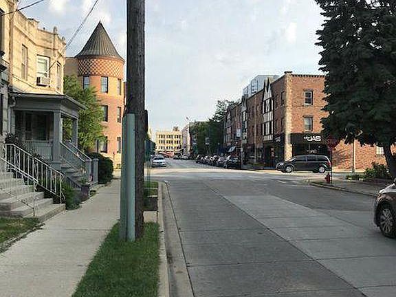 Street view a block away from Oak Park downtown
