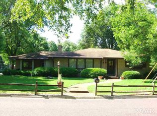 26 Circle Dr, Pekin, IL
