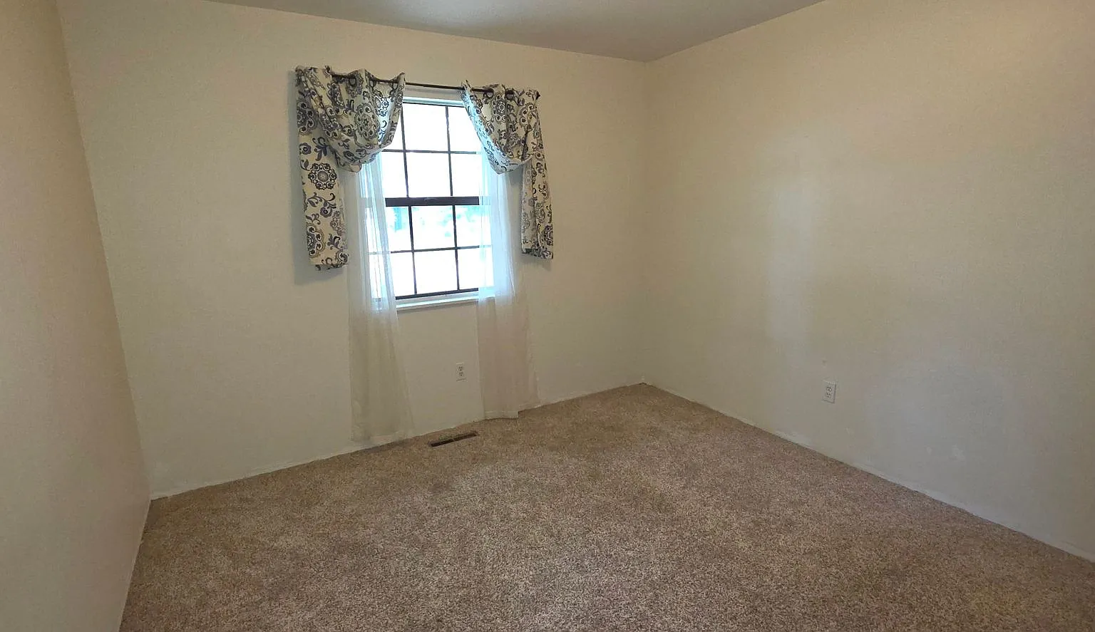 3 Bedrooms! 2 Living areas! close to Mall! $1695 — Photo 4