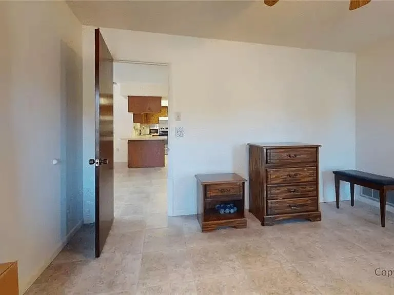 1332 Bentley Ave — Photo 9