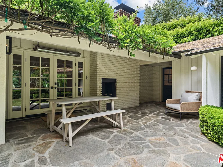 2107 El Roble Ln — Photo 3