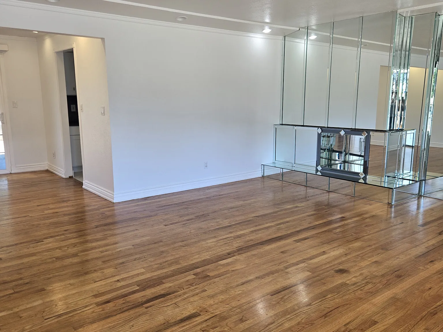 3 bed, 1.5 bath, 1400 sqft, $2,695 — Photo 3