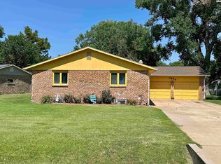 4504 Foothill Dr, Hutchinson, KS 67502