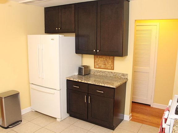 5th image of 1915 E Elmwood Cir