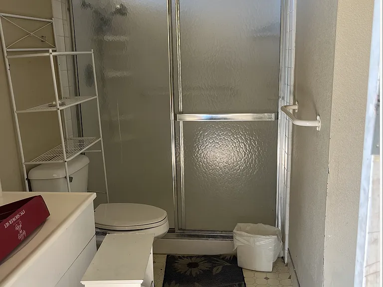 jack and jill bath between bed 5 and 6/storage