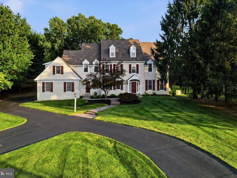 1st image of 15 Eastgate Dr