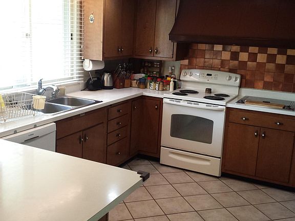 Kitchen area (mid-level)