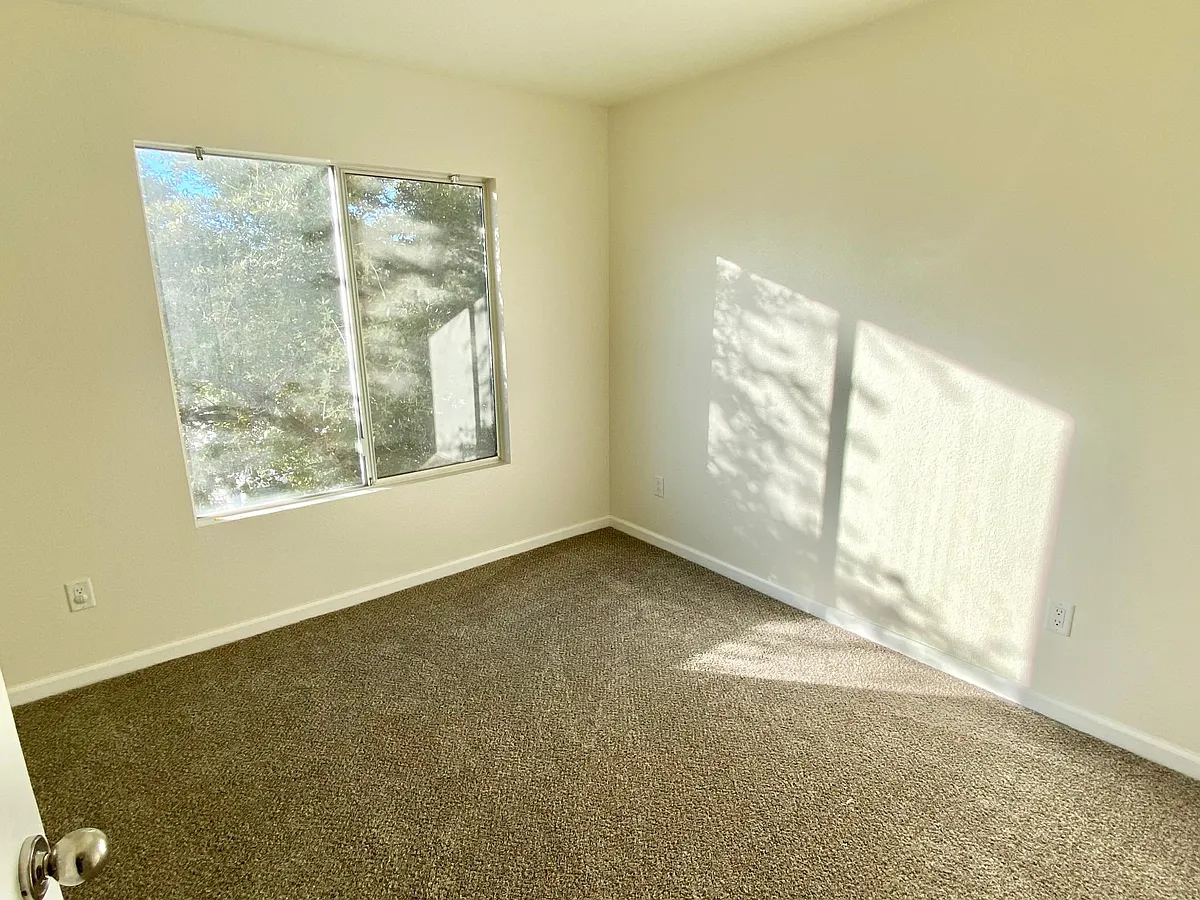 Building Photo - 8070 W Russell Rd #2034