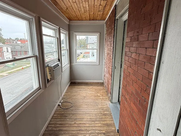 49 W Commerce St — Photo 27