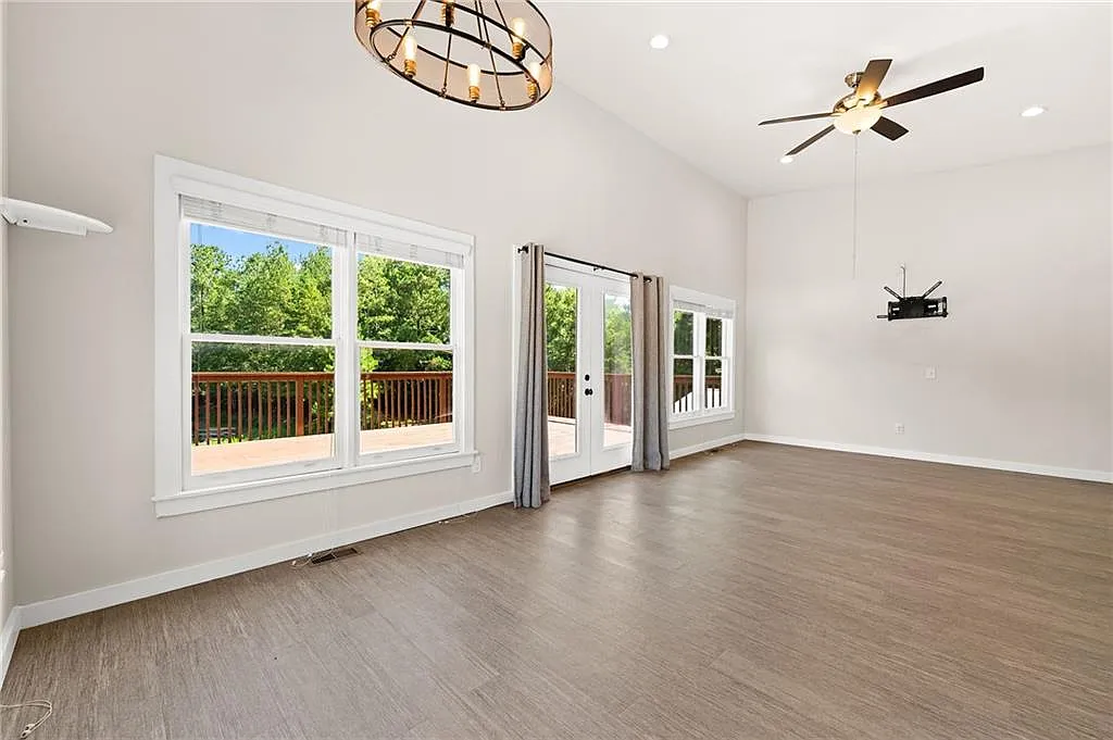 3 bed, 3.0 bath, 5190 sqft, $5,000 — Photo 2