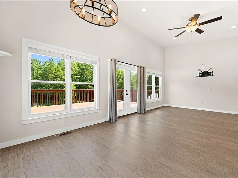 221 Columbus Dr — Photo 2