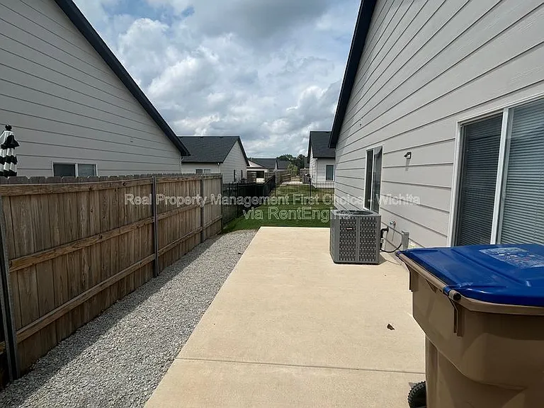 1736 E Decarsky Ct — Photo 8