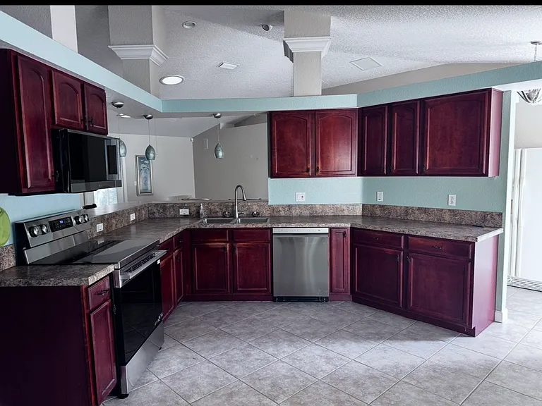 503 Ridgewood St — Photo 2