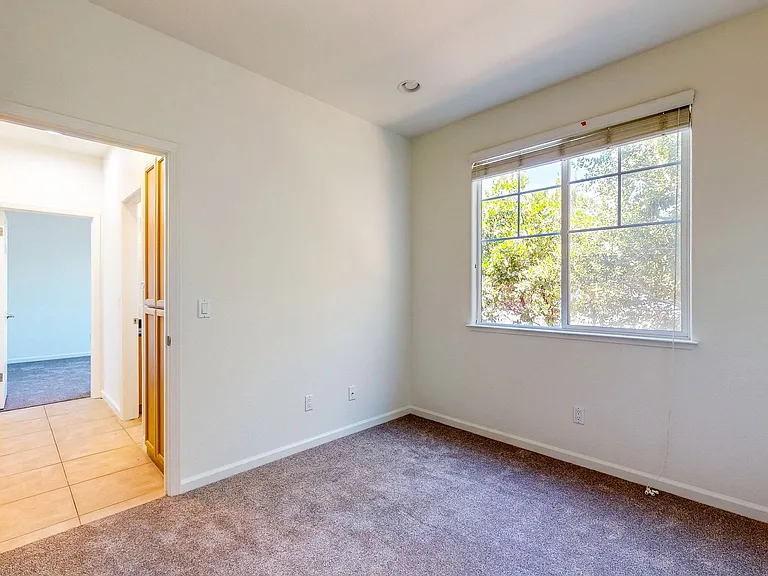 642 Acacia Ln — Photo 16