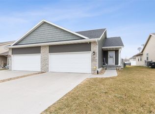 5506 Dostal Dr SW, Cedar Rapids, IA 52404