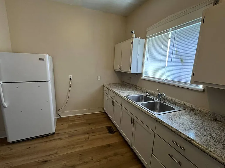 114 W Courtois St #1F — Photo 7