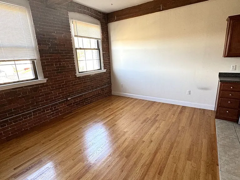 32 Vila LLC — Photo 1